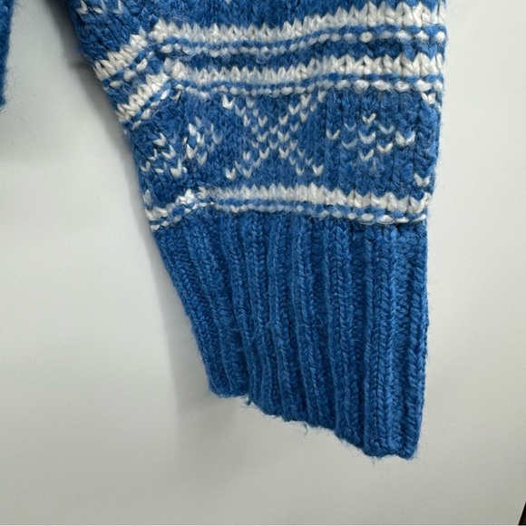 American Eagle Blue Christmas Fair Isle Knit Sweater Size Medium - Picture 6 of 8